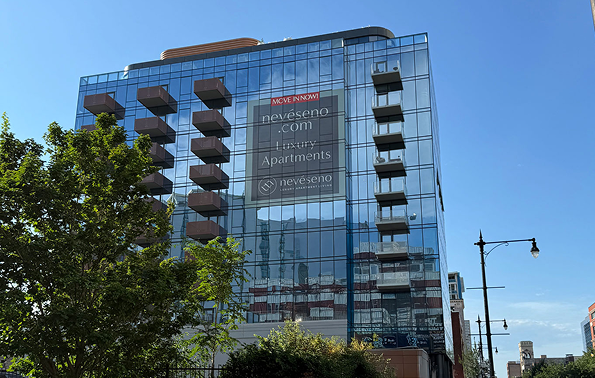 neveseno-chicago-south-loop-apartment-exterior-building-sign